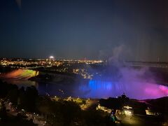 ↑
写真：Embassy Suites By Hilton Niagara Falls 22Fから見る夜景

ナイアガラ1日め
Embassy Suites By Hilton Niagara Fallsに到着して宿泊部屋(22F)から外を見ると滝がイルミネーションに彩られてサイコーの夜景！
左側(オレンジ・黄)がアメリカ滝　右側(青・紫)がカナダ滝

予約で注意したポイント：「Falls View」「High Floor(高層階)」であること。
「City View」「Floor記載なし」だと料金は安いですけど、この夜景には出会えないと思います。

