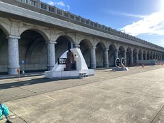 こちらが稚内港北防波堤ドームです。
全長は427mもある半アーチ式の防波堤なんだそうです。