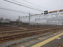 篠山口駅で列車を乗り換え。霧に覆われていました。