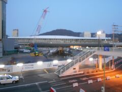 島原に向かうため長崎駅へ。外はまだ暗い。
9月に西九州新幹線が開業。
それに合わせるかのように、再開発が進められている