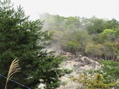 新湯爆裂噴火口跡（栃木県那須塩原市湯本塩原）

いつものように、「硫黄山」から噴煙がもうもうと上がっています。今でも活動しているのがわかります。