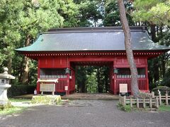 隋神門から五重塔までは徒歩約10分。
羽黒山頂行きのバスまで約1時間あるので余裕です。
石段を上り下りしますが、雨が降った後で濡れているので滑らないように慎重に！

歩きで羽黒山頂を目指す人はここから2,446段の石段が待っています。

