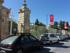 さて、聖アガタの向かいが聖ポールカタコンベです。

塀になびいている赤い幟は、「マルタ　ヘリテージ　パス」の適用施設を示すようです。