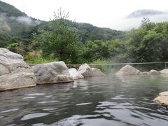 【３日目】山にもやがかかっている!　湿度がかなり高い。今日は曇りかな？

塩原温泉ホテルおおるり（栃木県那須塩原市塩原）

まずは露天岩風呂に浸かろう！