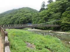 紅の吊橋（栃木県那須塩原市塩原）
箒川渓谷をもう一度最後に目に焼き付けて、塩原温泉を出発しようかな。
この景色も秋はすっかり紅葉するはずです。