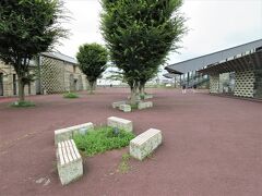 ちょっ蔵広場（栃木県塩谷郡高根沢町宝積寺）

宝積寺駅東口駅前広場も、隈研吾氏が「光と風が吹き抜けるイメージ」で設計したそうです。つどいの場として、各種イベントやライブなども開催されるそうです。
この周辺で使われている、緑がかった乳白色の石は全て栃木県産の大谷石です。