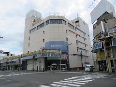 マルカン百貨店の建物の前にやってきた。百貨店自体は2016年に閉店となったが、6階の大食堂は復活して現在に至る。この大食堂は昭和の雰囲気を色濃く残しており大変人気がある。私も過去にここで二度食事をしたことがあるが、周辺の閑散とした雰囲気からは想像できないほどの盛況だった。しかし、時刻は11時10分。さすがに空いているだろうから、少し早いが食事をしていくことにした。