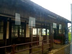 風情のある木造駅舎「西大塚駅」。
降りてみたいなあ。

