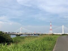 大師で参拝のあとは多摩川沿いを歩きました。大師橋がとてもきれい！白が映えます。