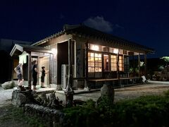 最後の夜なので、晩ごはんは外で食べることに。
息子たちのリクエストで、昨年も行った和食と琉球料理のお店へ。
急な坂道を上がった上にある、とっても雰囲気のあるお店です。