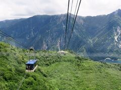 大観峰に到着したら、またまた待ち時間なく立山トンネルトロリーバスに乗り換え。
こちらもほぼトンネルになるので、どのような景色かがまったく分かりません。立山室堂へ行くには、長野県側から行くとトンネルが多いので、富山県側から入ったほうが景色は楽しめそうですね～。