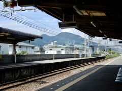                初めて降りたホーム「磐城駅」
　　　　　二上山がすっぽり収まる駅だったのね