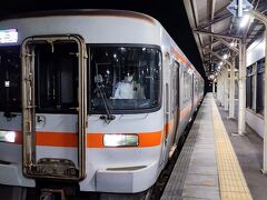 亀山駅到着後は、JR東海の車両に乗り換えになります。
紀勢本線鳥羽行に乗り、本日の目的地とした津駅に向かいます。
JR西日本よりもJR東海のキハ２５系の車両のほうが、良いですね。