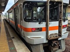 また、路線バスに乗り津駅に戻り、快速みえを待ちます。
快速みえの前に発車する亀山行が止まっていました。