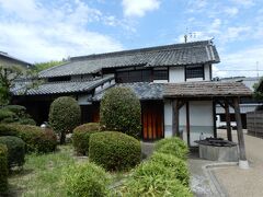 　　　　民家を改装した記念館『綿弓塚』

　　　　
　　　　