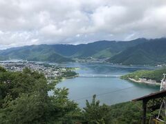 河口湖富士山パノラマロープウェイの途中から撮影。
あいにくの天気でしたが、雨に降られてないだけよしとします。