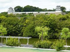 新幹線で一路 姫路へ、駅のロッカーに荷物つめこんで在来線で明石まで。

駅のホームからは 水堀と、明石城のふたつの櫓が見えます。