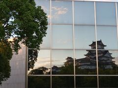 兵庫県立歴史博物館のガラスに映る姫路城。

※改修工事のため、長期休館中