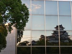 兵庫県立歴史博物館のガラスに映る姫路城。

※改修工事のため、長期休館中