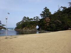 城山公園にやってきました。目に入ってきたのは明鏡洞。穴の空いた先に海が見える景勝地です。