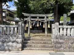 御作田神社
諏訪大社下社の末社です。とても精密につくられた石垣で、画像にはないのですが石垣手前には温泉が湧き出ていて汲むこともできます。