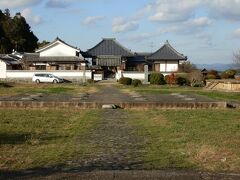 　川原寺跡です。飛鳥寺、薬師寺、大官大寺とともに飛鳥四大寺に数えられ、平城京遷都後も飛鳥の地に残った。斉明天皇の冥福を祈り、息子の天智天皇が建立したのが創建。西金堂と塔を回廊が囲み、さらに北側に講堂を置く「川原寺式」伽藍で、現在中門跡などが整備されている。