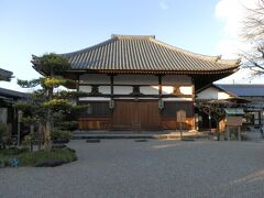 　飛鳥寺の本堂です。本堂に飛鳥大仏が安置されています。創建時、ほぼこの位置に中金堂がありました。現存する本堂は江戸時代の文政8年(1825)に建てられたものです。