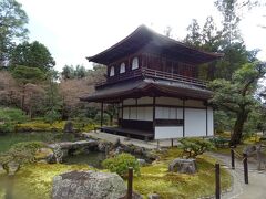 そしてこれが、
金閣同様に寺の呼び名の由来である、
"銀閣"だヨ！

それ自体が神仏の化身であるような、
金閣の華やかさとは打って変わリ、
主張の少ない質素な姿形で、それでも印象的に感じるヨ。