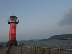 港まで来たから灯台を見て帰りましょう。
高松港玉藻防波堤灯台（せとしるべ）は、世界初のガラス灯台。