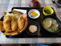 厚岸の道の駅でカキブタ合戦丼。カキの味が全然違う。アサリもうまい。
