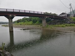 五十鈴川に架かる、新橋。

雨が強くなってきた・・