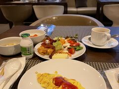 S31スクンビットホテルでの2回目の朝食です。
またオムレツを頼んでしまいましたが、他は前日と別のものをいろいろ選んでみました。
メニュー数があったので、飽きずにいただけました。