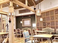 ここは山頂駅にあるレストラン「ザロイヤルハウス」。
鉄道のデザインで有名な水戸岡鋭治さんが監修したレストランで、組子細工をふんだんに使われています。