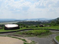 次に訪れたのは、広島空港のすぐそばにある「中央森林公園」。
http://www.chuo-shinrin-koen.or.jp/

空港の滑走路の近くにあるので、離発着する飛行機を見られる事をふと思い出したのです。
ここは中央森林公園内の「見晴らしの丘」
空港の滑走路を一望出来ます。