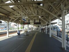 １５：０１　終点の岡山駅に到着、昔ながらの平面で多くのホームがある立派な駅です