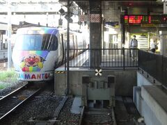 １７：２９　岡山駅に到着、アンパンマン列車がお出迎え