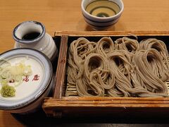 駅構内のお蕎麦屋さんで昼食。

これがすごくあたりでした。みずみずしくつゆをつけなくとも半分ほど味わいました。
隣の席の大学生っぽい子が思わず「うまっ」とつぶやいたのを聞き逃しません。

「ほんとほんと、瑞々しくておいしいねえ」と心の中で相づち（笑）

ここのおそばを食べに　また越後湯沢駅を訪れたいと思いました。