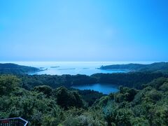 これが寒風山展望台から観る一ノ目潟越しの景
色。手前にある湖が一の目潟です。東北唯一の
マール（爆裂火口）として知られる淡水湖。