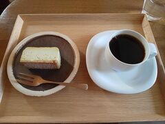 「朝宮煎茶チーズケーキ」と
葦島ブレンド

静かで落ち着いた店内でまったりコーヒータイムしました。
15時ごろ、お店を出てホテルへ帰りました。ゆったりとしたよい時間でした～