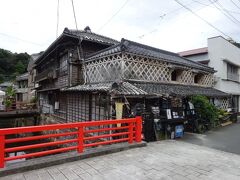 こういう古い建物も数多く残っている。
この建物は、よく見ると「Soul Bar」と書いてあって、あとでネットで見たらかなりオシャレ系で人気のお店のようだった。
このほか、イタリアンや雑貨屋などのお店もあった。
現代でもなかなかハイカラな通りですね。