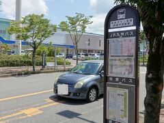 　武雄市図書館から武雄駅方面へは、３社の路線バスとも、図書館目の前のバス停から発車します。それぞれの本数は少なく、図書館に着いたらまず帰りの時刻の確認を！