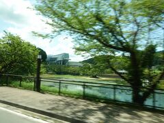 　15分ほどで、池の内池が見えてきました。ボート遊びができたり、湖畔にはホテルもあったりする、武雄の保養地です。
　池に飛び出すように建つ、近未来型の建物が、目指す宇宙科学館になります。
