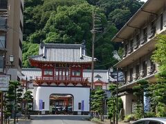 　駅、図書館と来た道を戻り、温泉入口バス停で下車。雰囲気ある温泉街を歩くこと340mで、温泉のシンボル・楼門が見えてきました。
　東京駅の設計者としてもおなじみ、佐賀の偉人・辰野金吾が手掛けた門でもあります。赤レンガのイメージとは似ても似つかずの、遊び心を込めた作品です。
