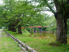 弘前の中心「弘前城」へ
弘前城は、津軽統一を成し遂げた津軽為信によって慶長8年(1603年)に計画され、二代目信枚が慶長15年(1610年)、築城に着手し、翌16年に完成しました。以後、弘前城は津軽氏の居城として、廃藩に到るまでの260年間、津軽藩政の中心地として使用されました。