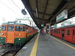 ０７：０５　倉敷から２駅目の総社駅で下車、向かいホームには桃太郎線の列車が待っていました、すぐの出発です