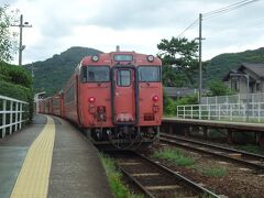 岡山への通勤通学時間帯なのでしょう、キハ４０の4両編成は途中駅からも多くの乗客でした、
０７：２７　吉備津駅到着、ここで下車します