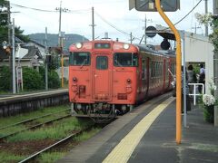 吉備津駅に戻り　０８：３６岡山行に乗車します、たらこ色のキハ４０と４７の編成です、座席は満員の乗客です