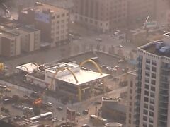 その手前にある黄色いダブルアーチの建物はマクドナルド第一号店のロックンロールマクドナルドです。