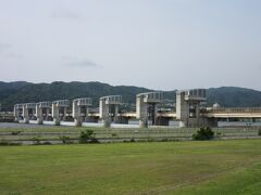 前編にて
　2022年5月に和歌山県南部を訪問した際に計画ミスで飛び地の様に残ってしまった「道の駅　ごまさんスカイタワー」で車中泊して2日目のスタート、その後北上し紀の川沿いのかつらぎ町周辺に集中している道の駅「柿の郷くどやま」「くしがきの里」「青洲の里」「紀の川万葉の里」を一気に巡りました。周辺には既に訪問済みですが「かつらぎ西」もあり実に近隣に道の駅が5駅もある特殊地域。成り立ち等が違うとはいえ、此処迄乱立するのも珍しい地域です。

※前編の様子はこちら
　https://4travel.jp/travelogue/11774754

中編にて
　和歌山県の道の駅＆ダムカード配布対象施設をコンプリートするため紀の川沿いを下り和歌山市周辺部に移動、「道の駅　ねごろ歴史の丘」「道の駅　根来さくらの里」「道の駅　四季の郷公園」を巡り道の駅をコンプリート、その後「紀の川大堰」を巡りダムカード配布対象施設もコンプリートしました
道の駅のラストを飾った「道の駅　四季の郷公園」は公園・施設とも素晴らしく道の駅の新しい形を具現化した素晴らしい所でした。

※中編の様子はこちら
　https://4travel.jp/travelogue/11775877

※写真は中編の最終地「紀の川大堰」