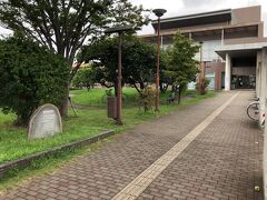 ちょっと寄り道。
二宮町の生涯学習センター「ラディアン」です。
http://www.town.ninomiya.kanagawa.jp/i/soshiki/kyoikuiinkai/shogaigakushu/shogaigakushu_sports/s02/g21/g23/1633411048286.html

私がＪＫ(当時はまだＪＣ)ウクレレ・シンガーソングライター小梅ちゃんの生歌を初めて聴いた場所。
